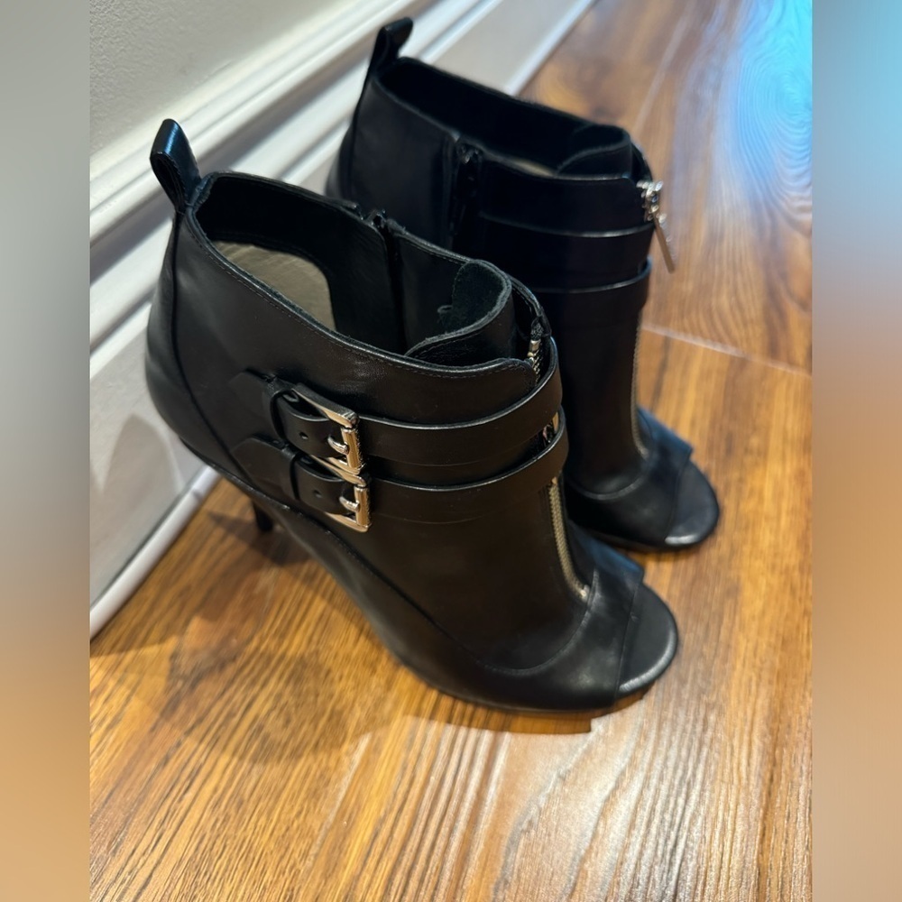 NEW MICHAEL KORS BRENA black leather peep toe boots (size 6.5) - Picture 5 of 8